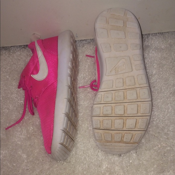 Pink Nikes - Picture 4 of 4